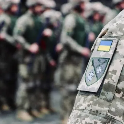 Хвърлиха взривно устройство пред военен център в Украйна, има ранен