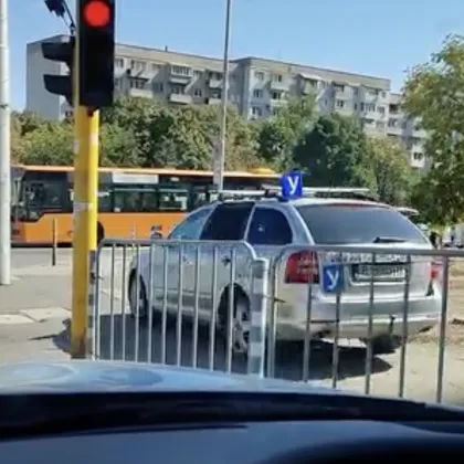 Когато &bdquo;У" означава &bdquo;Удобно е и оттук": учебна кола подкара по тротоара ВИДЕО