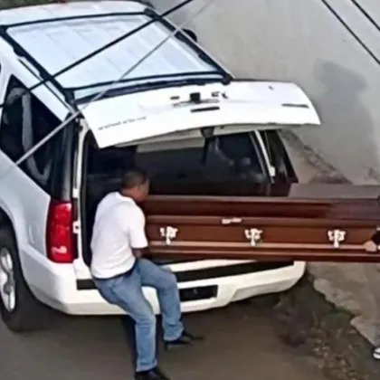 Мистериозен ковчег с тяло бе изоставен до летище ВИДЕО