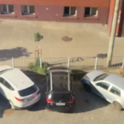 "Паркиране с характер" в София: Кола блокира достъпа до съседен автомобил СНИМКА