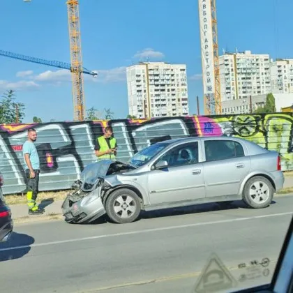 Тежък удар на &bdquo;Цариградско": Кола остана със смазана предница СНИМКА