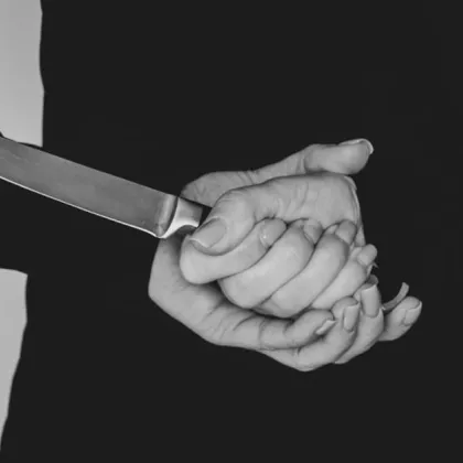 Удар с нож в сърцето: Задържаха 21-годишна за убийство в София