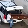 Мистериозен ковчег с тяло бе изоставен до летище ВИДЕО