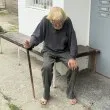От пожара до улицата: Незрящ мъж остана да чака помощ във Варна