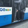 Препълнени автобуси във Варна оставят ученици по спирките СНИМКА
