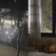 Дама пропищя от включени през нощта лампи в частно школо