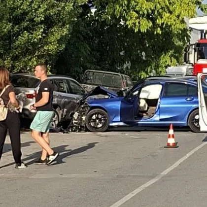 Катастрофа в Кюстендил! Автомобил е смазан, пристигна пожарна СНИМКИ