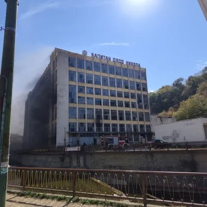 Пожар пламна в завод в Габрово ВИДЕО