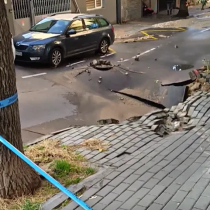 Улица пропада във Варна, три паркирани коли са застрашени СНИМКИ