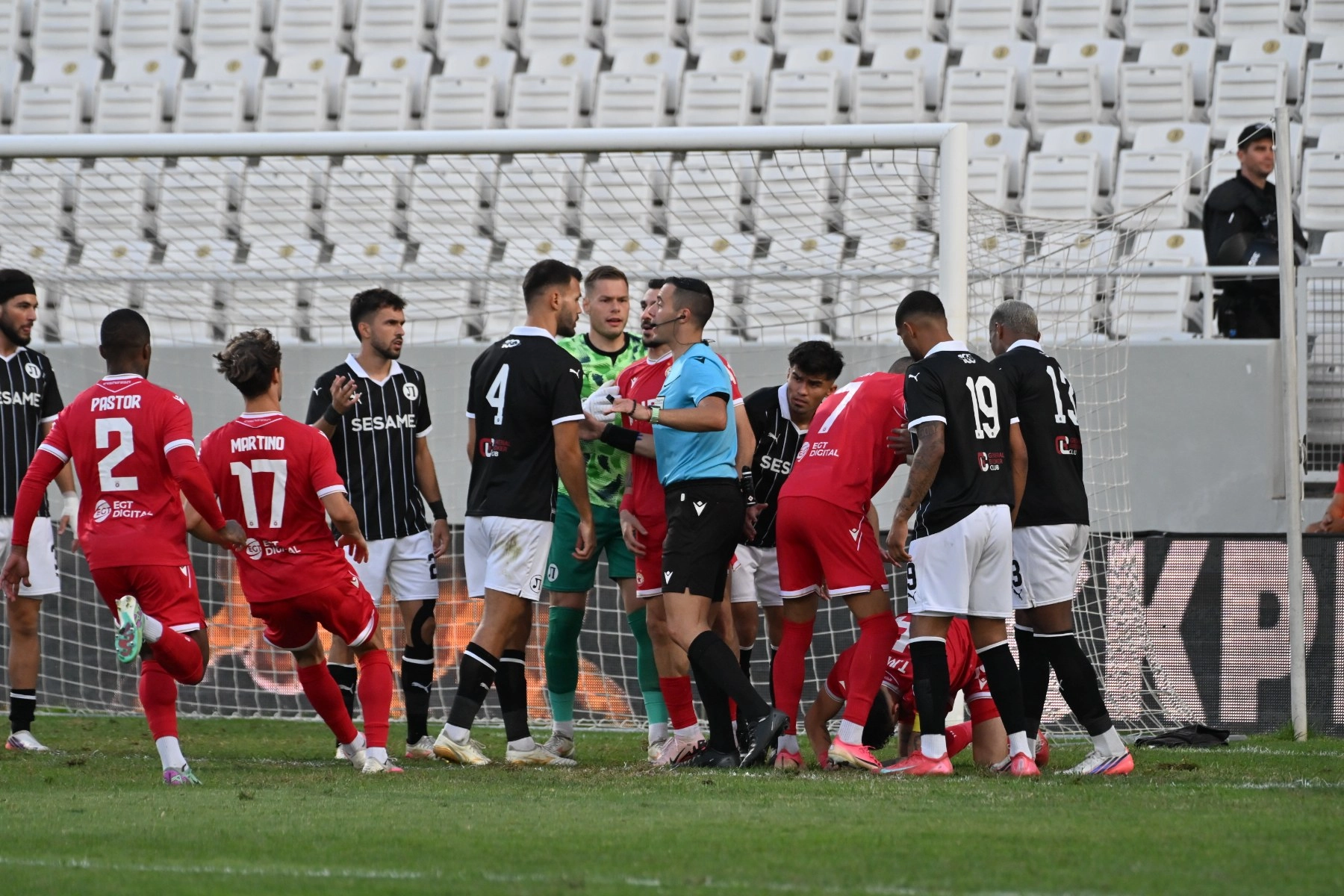 Бунт отвън, 1:1 на терена: Локо спря ЦСКА