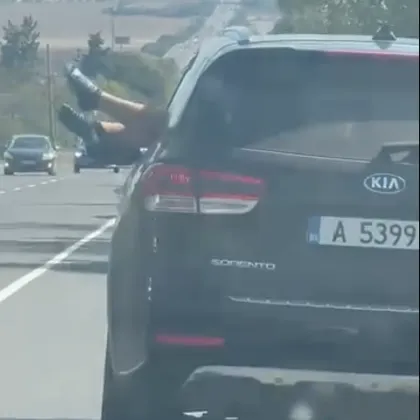 Детски крака стърчат от прозореца на кола по пътя Айтос - Бургас ВИДЕО