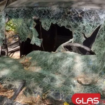 Тийнейджър с Ауди отнесе два стълба и табела, има ранен