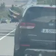 Детски крака стърчат от прозореца на кола по пътя Айтос - Бургас ВИДЕО