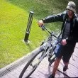 Две врати и дебела верига не го спряха: Крадец изнесе скъп велосипед с асансьора