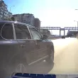 Гледаме ли страничните огледала? Кола удари друг автомобил при престрояване ВИДЕО
