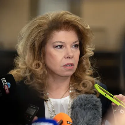 След извънредна промяна на маршрута: Йотова кацна в Ню Йорк
