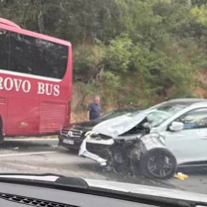 21-годишен водач се блъсна в автобус с туристи край "Стражата" СНИМКИ