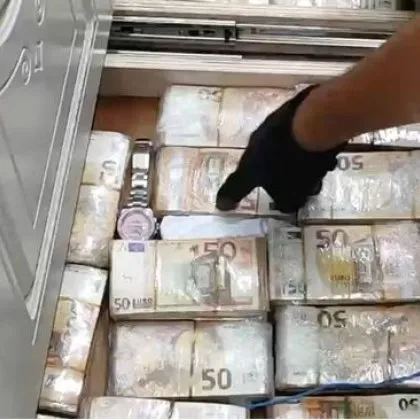Пачки и луксозни часовници: Откриха 3,2 млн. евро, зазидани в жилище! ВИДЕО