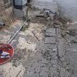 Камион помете знак и дърво във Варна, остави тротоара на съставни части СНИМКИ