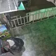 Нощен клиент си тръгна от млекомат с наръч безплатни шишета ВИДЕО