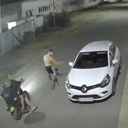 Младежи с мачете посегнаха на кола ВИДЕО
