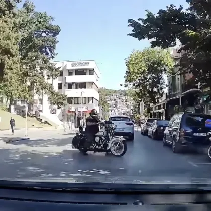 Моторист рискува всичко заради една лекомислена маневра ВИДЕО