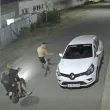Младежи с мачете посегнаха на кола ВИДЕО