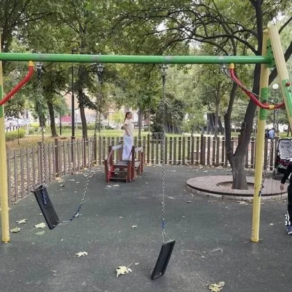 Кой троши местата за игра? Площадка за малчугани в Пловдив не изкара и четири години без щети