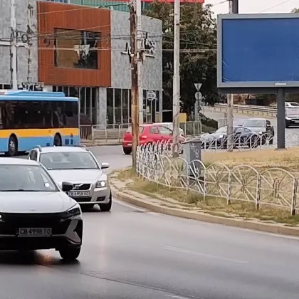 Кола подкара в насрещното на оживено кръгово в София СНИМКИ