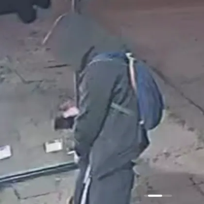 Младеж разби хладилник пред магазин и напълни торбите ВИДЕО