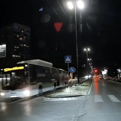 Опасни секунди на зебра в София: автобус премина на метри пред пресичащ мъж ВИДЕО