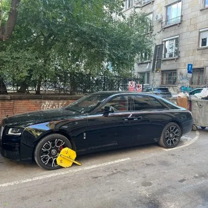 Софийски натюрморт: Ролс-Ройс попадна между жълта скоба и столичната действителност