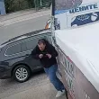 Бус тръгна назад по тротоар и блъсна мъж. Виновен се оказа&hellip; телефонът ВИДЕО