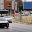 Кола подкара в насрещното на оживено кръгово в София СНИМКИ