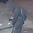 Младеж разби хладилник пред магазин и напълни торбите ВИДЕО