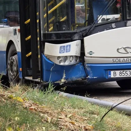 Автобус на градския транспорт във Варна катастрофира, има ранени, сред тях и дете СНИМКИ