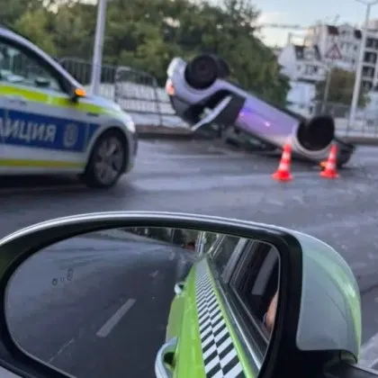 Автомобил е по таван в Пловдив! СНИМКА