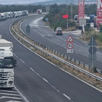 Колона от тежкотоварни автомобили към Капитан Андреево