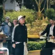 Отмениха концерт на Роби Уилямс в Перу, той излезе да пее пред хотела си ВИДЕА