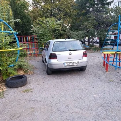 Когато катерушката стане паркомясто: кола се намести на детска площадка в София СНИМКИ