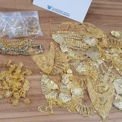 Задигнаха златни накити, лаптоп и 5 бона от апартамент в Старозагорско