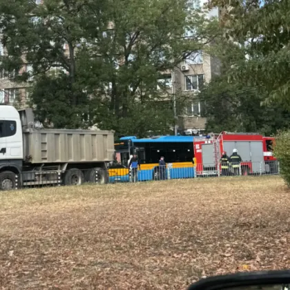 Тежка катастрофа в София, кола се озова между два тролея