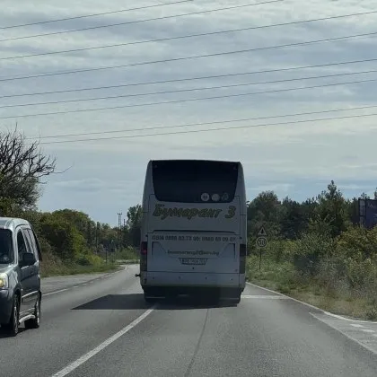 &bdquo;Това не е изпреварване, а безумие": Автобус хвърли в ужас семейство край Стара Загора