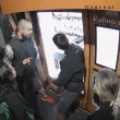 Четирима вилняха край млекомат в София, камерата също отнесе юмрук ВИДЕО