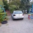Когато катерушката стане паркомясто: кола се намести на детска площадка в София СНИМКИ