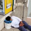 "Зомби" и в Казанлък: Мъж е заснет да лежи в тежко състояние на тротоара ВИДЕО