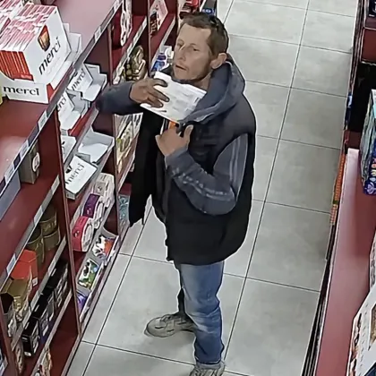 Мъж напъха дузина кутии с бонбони в пазвата си ВИДЕО