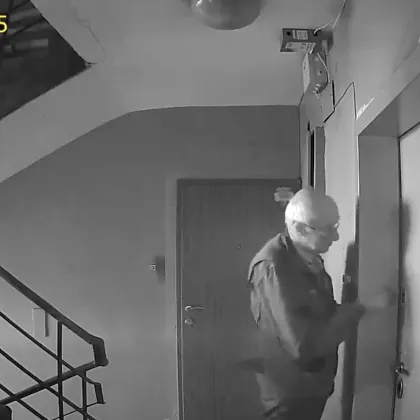 Мъж обикаля врати в &bdquo;Хиподрума" и опитва ключове: Крадец или човек в беда ВИДЕО