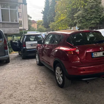 Водач запуши паркирана кола, спряла му на мястото СНИМКА