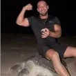 Гавра! Украински инфлуенсър яхна морска костенурка, снасяща яйца ВИДЕО